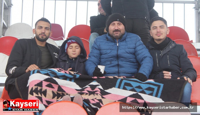 Soğuk havaya rağmen battaniye ile maç izlediler