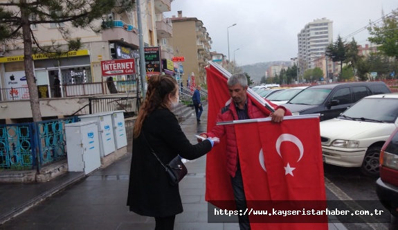 CHP'li gençler Kayseri'de bin maske dağıttı