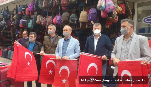 İYİ Parti Kayseri'de 5 bin Türk bayrağı dağıttı