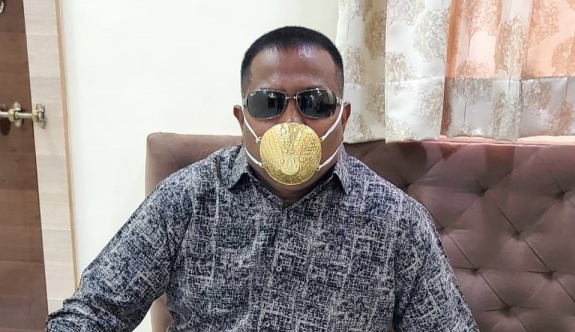 Hindistanlı işadamı korona virüse karşı altın maske takıyor