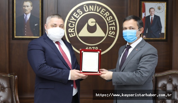 ERÜ Rektörü Çalış, Tıp Literatürüne Kazandırdığı 3 Yeni Cerrahi Tedavi Yöntemi Nedeniyle Prof. Dr. Abdullah Demirtaş’ı Tebrik Etti