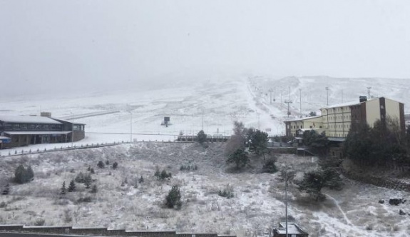 Erciyes Kayak Merkezi'ne Kar Yağdı