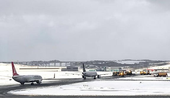 Kar Yağışı Edeniyle İstanbul Havalimanı'ndaki Tüm Uçuşlar Durduruldu