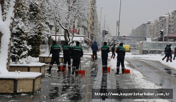 Kayseri Büyükşehir'in Kar Ve Tipi İle Mücadelesi Sürüyor
