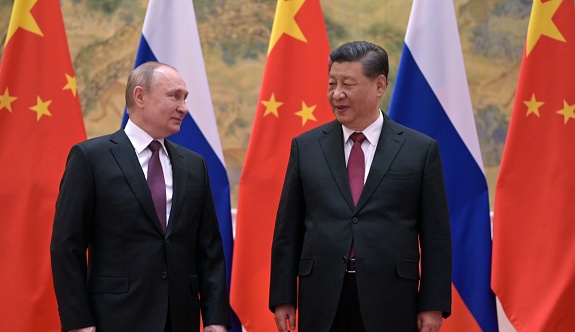Xi Jinping ve Putin telefonda görüştü! Rusya, Ukrayna ile müzakereye hazır   Çin Devlet Başkanı Xi Jinping, Rusya Devlet Başkanı Vladimir Putin’le gerçekleştirdiği telefon görüşmesinde Ukrayna konusunu ele aldı. Putin, Rusya’nın Ukrayna ile üst düzey müza
