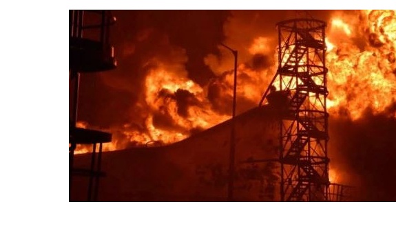 Rivne'de Vurulan Yakıt Deposundaki Yangın 3 Gündür Söndürülemiyor