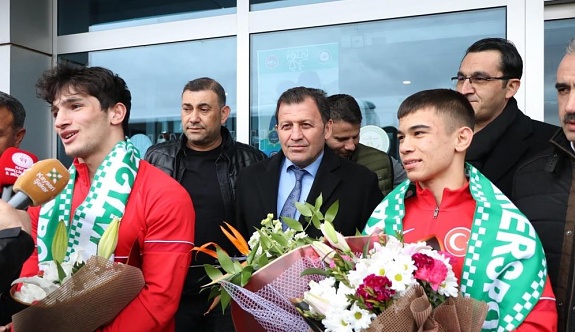 Şampiyonlar, Kayseri'de Çiçeklerle Karşılandı