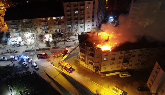 Elazığ'da Geceyi Gündüze Çeviren Bina Yangını, Onlarca İnsan Tahliye Edildi