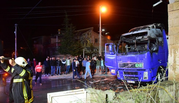 Kayseri’de Park Halindeki Tır Yandı, Alevler Eve de Sıçradı