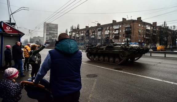 Ukrayna'da Halk Cepheden Dönen Tankları Sevgiyle Karşıladı