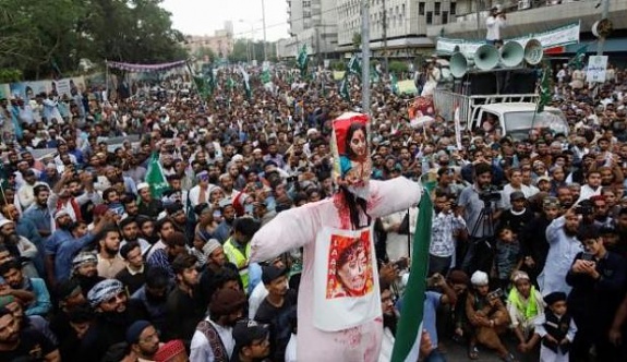 Hindistan'da Protestoda Bulunan Müslümanlara Polisten Çok Sert müdahale! Copla Acımasızca Darp Ettiler