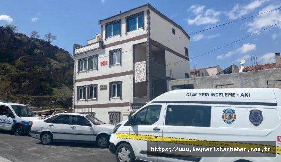 KAYSERİ'de, 2 çocuk annesi Hanife Yeniçeri (41), evinde ölü bulundu.