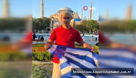 Ayasofya önünde Yunan bayrağı açarak provokasyon yaptı