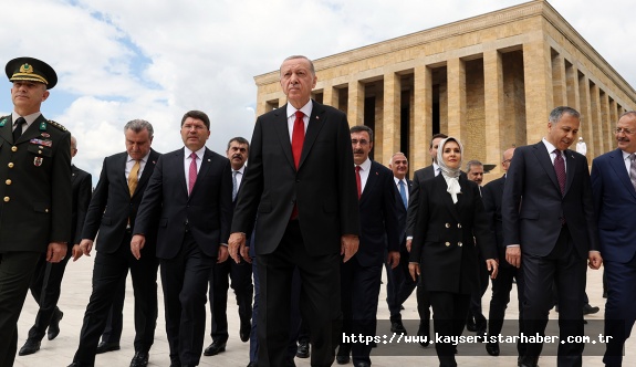 Cumhurbaşkanı Erdoğan ve yeni kabine üyelerinden Anıtkabir'e ziyaret