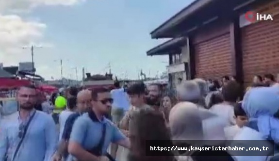 Eminönü'nde 'yolcu kapma' kavgası kamerada: Polis havaya ateş açtı