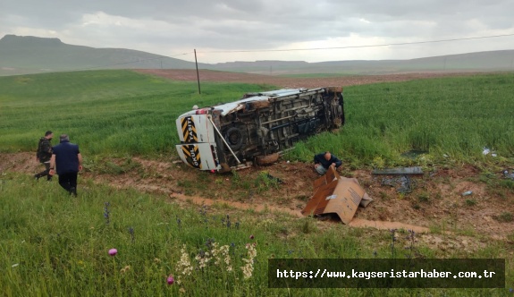 Sivas'ta minibüs tarlaya uçtu: 13 yaralı