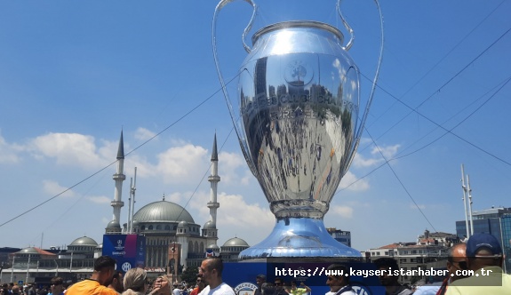 UEFA Şampiyonlar Ligi Finali'ne saatler kala Taksim'de coşkulu görüntüler