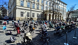 Lviv'de Rus Saldırılarında Ölen Çocuklar İçin Meydana 109 Bebek Arabası Bırakıldı
