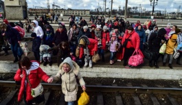Ukraynalı kadınlar Dünya Kadınlar Günü'nü Göç Yolunda Geçiriyor