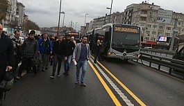 Beylikdüzü'nde Metrobüs Arızasında Uzun Kuyruklar Oluştu, Yolcular Duraklara Yığıldı