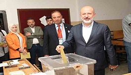 Başkan Çolakbayrakdar, ailesiyle birlikte oy kullandı