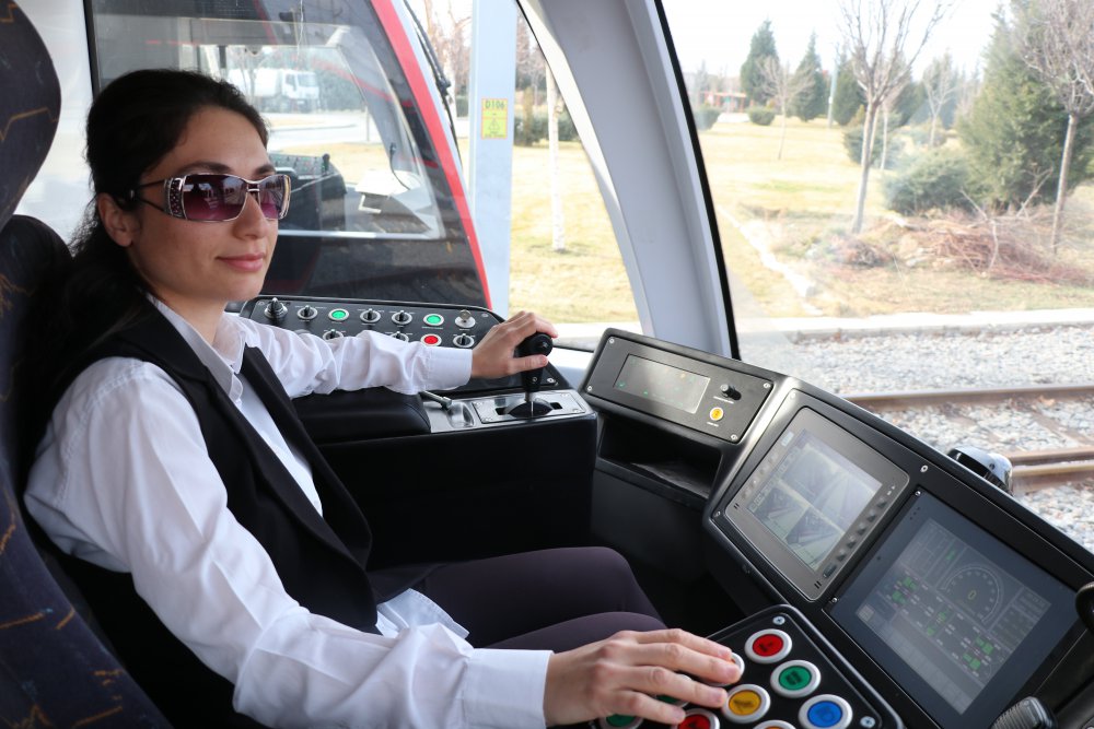 Курсы водителя трамвая. Женщина водитель трамвая. Почему водители трамваев женщины. Vatman e Подик. Фото женщин трамвайщиц.